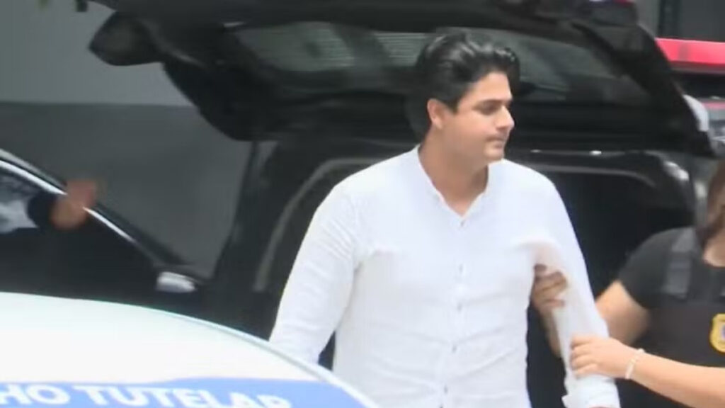 Cantor João Lima se entrega à polícia e é preso na Paraíba por agressões contra a ex-esposa — Foto: Reprodução/TV Cabo Branco