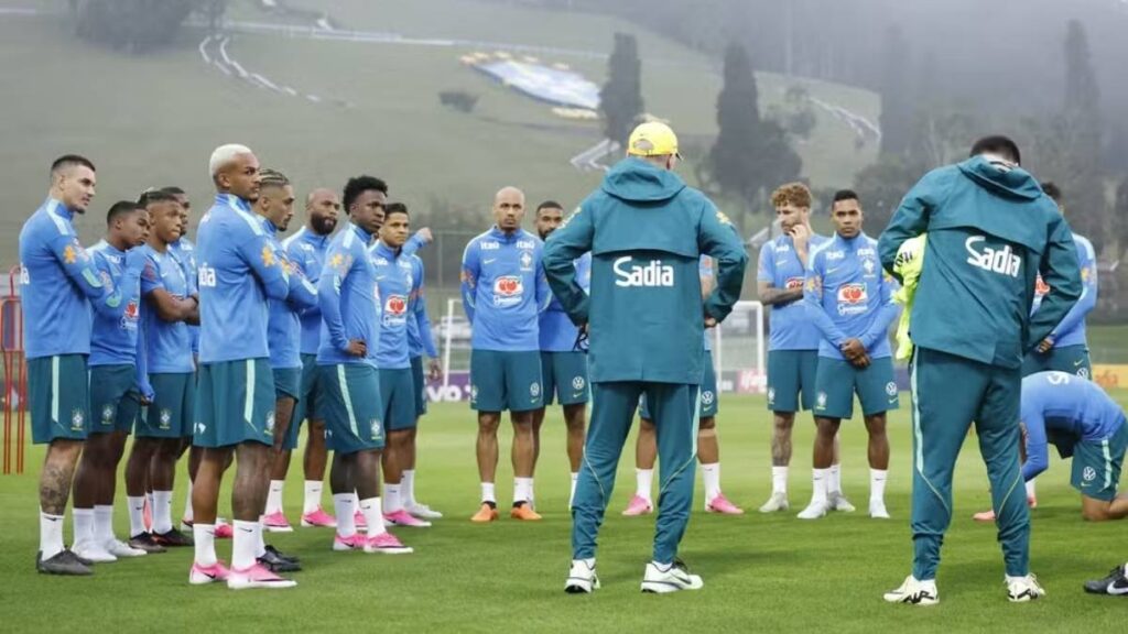 Carlo Ancelotti conversa com os jogadores em treino na Granja Comary — Foto: Rafael Ribeiro/CBF