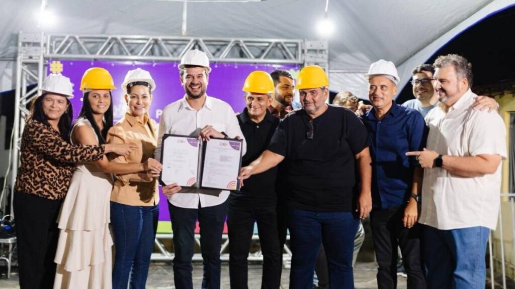 Prefeito Joaquim assina ordem de serviço para pavimentação de 8 ruas em Camaratuba — Foto: Divulgação
