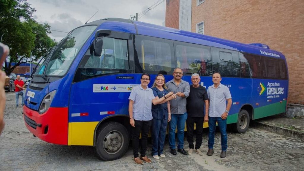 Prefeita Magna Gerbasi celebra chegada de micro-ônibus para fortalecer a saúde de Rio Tinto — Foto: Divulgação