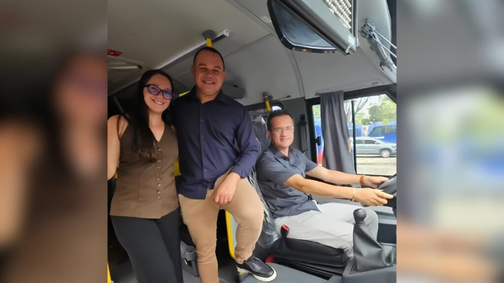 Prefeito Batista Torres recebe micro-ônibus para reforçar transporte de pacientes em Itapororoca — Foto: Reprodução