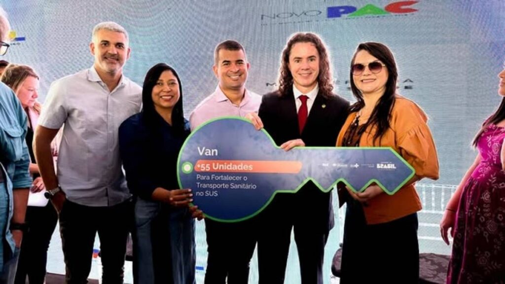 Ellys Oliveira ressaltou a importância do novo veículo e apoio do senador Veneziano na articulação do benefício — Foto: Divulgação