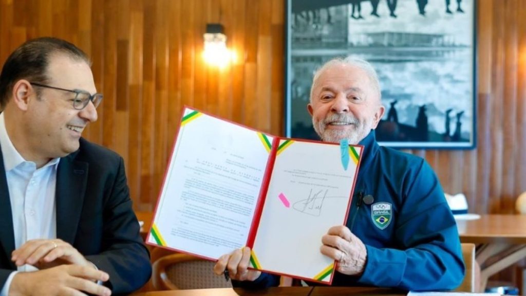 Presidente Lula e o ministro dos Transportes, George Santoro, após a sanção da nova lei que, entre outros pontos, garante renovação automática da CNH a bons condutores. — Foto: Ricardo Stuckert / PR