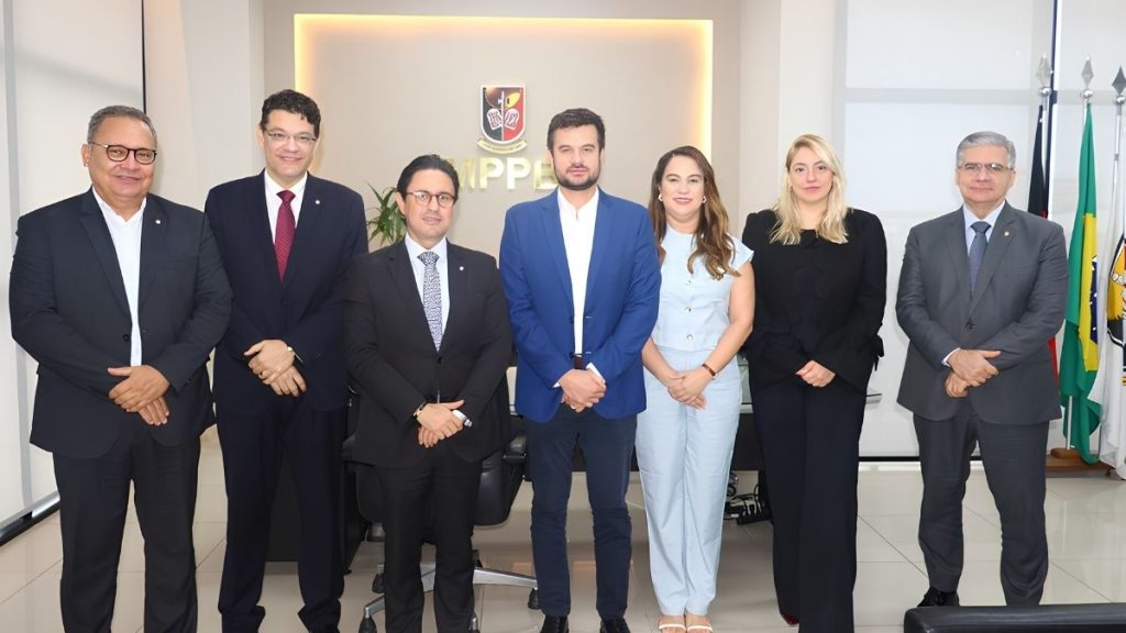 Prefeito Joaquim Fernandes se reuniu com o procurador-geral de Justiça — Foto: Divulgação