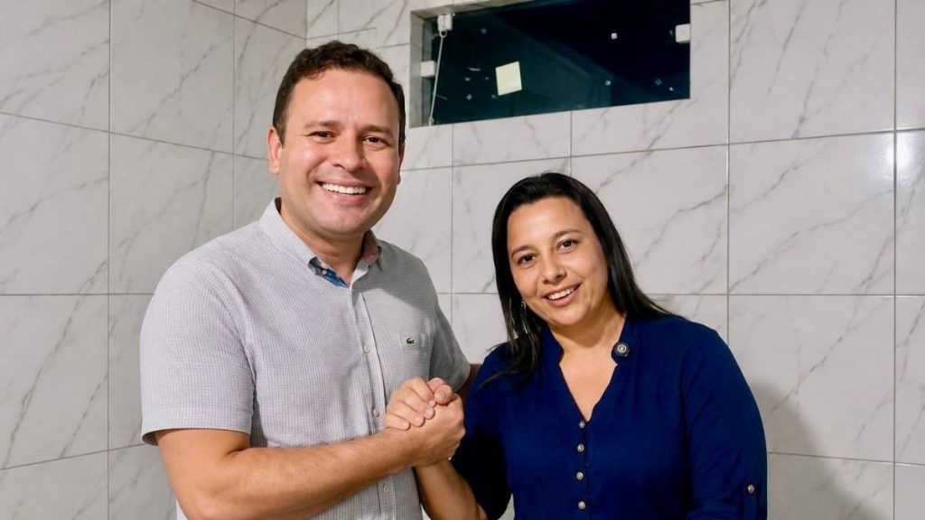 Eduardo Brito recebe adesão da vereadora Monique Régis, de Jacaraú — Foto: Divulgação