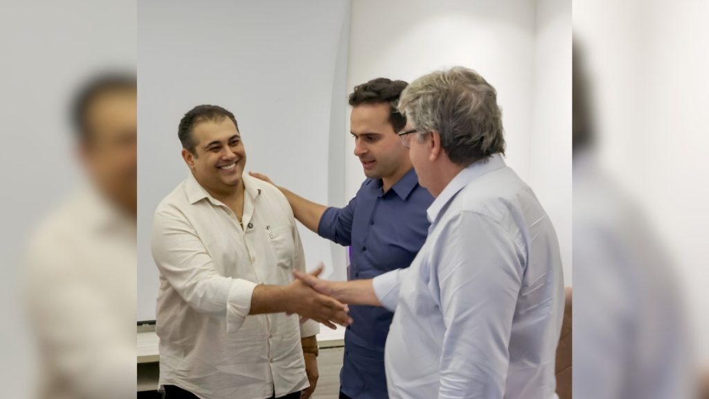 Empresário Napoleão Rodrigues recepcionou Lucas Ribeiro, João Azevêdo e demais autoridades em sua residência. — Foto: Divulgação