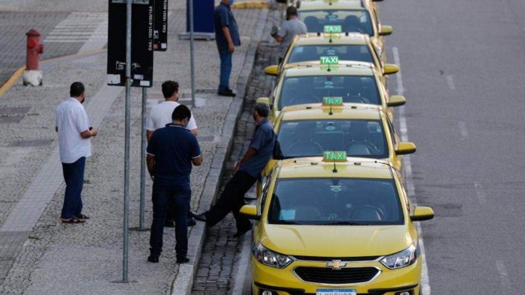 Podem participar os motoristas de aplicativos com cadastro ativo há pelo menos 12 meses, além de taxistas registrados e em atividade. — Foto: Fernando Frazão / Agência Brasil