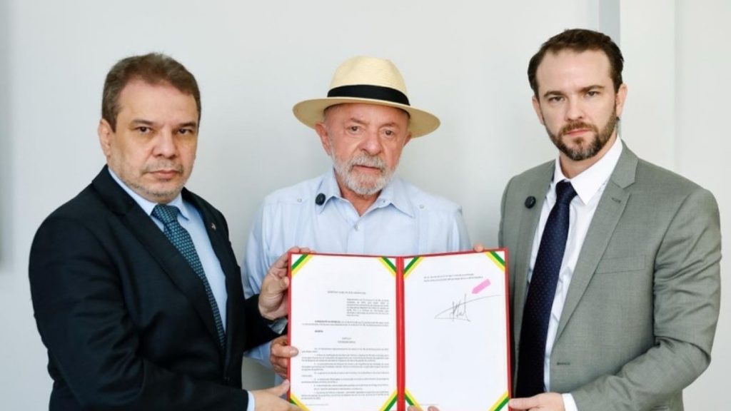 Novo decreto prevê, ainda, que os valores bloqueados que forem declarados perdidos ao final do processo administrativo sejam destinados ao Fundo Nacional de Segurança Pública (FNSP). — Foto: Ricardo Stuckert / PR