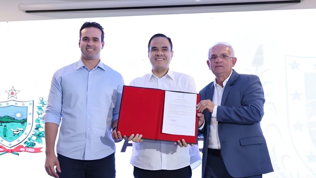 Governador e ministro do Turismo ao assinar convênio que vai qualificar até 2 mil paraibanos. — Foto: Adilson Barbosa