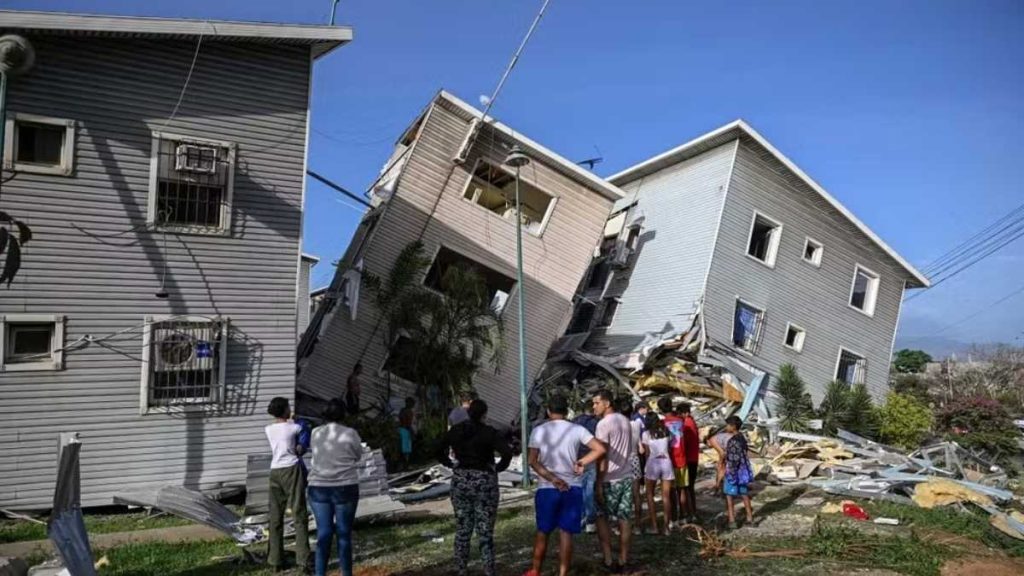 Imagem mostra destruição em Catia La Mar, na Venezuela, após terremoto — Foto: Federico Parra/AFP
