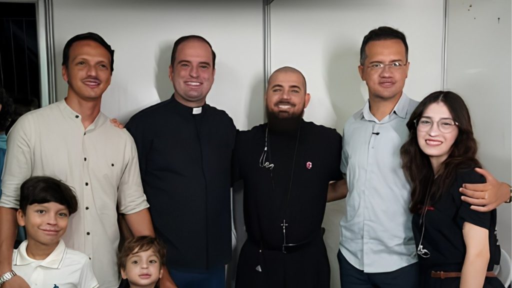 Ao lado do padre Manoel Viana, Batista acompanhou a apresentação. — Foto: Reprodução