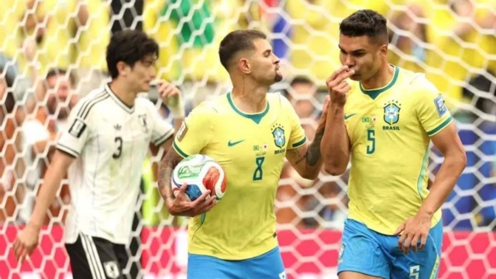 Bruno Guimarães celebro com Casemiro o gol do Brasil contra o Japão. — Foto: Divulgação / FIFA