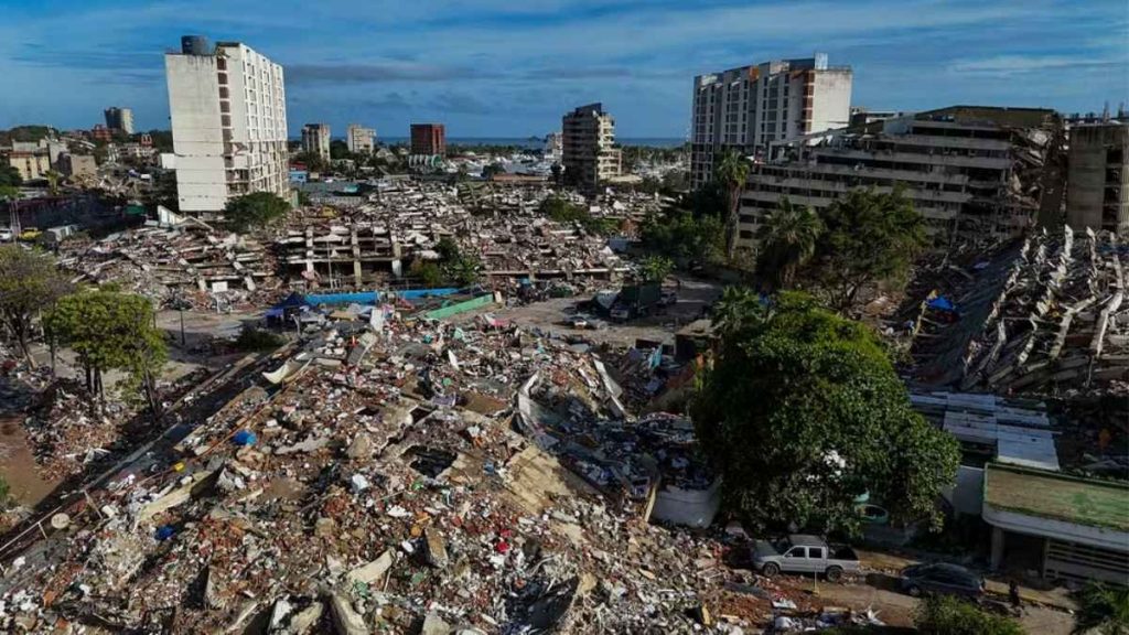 Vista aérea de Caraballeda, no estado de La Guaira, Venezuela, na terça-feira, 30 de junho de 2026, após terremotos consecutivos — Foto: Miguel Medina/Pool Photo via AP