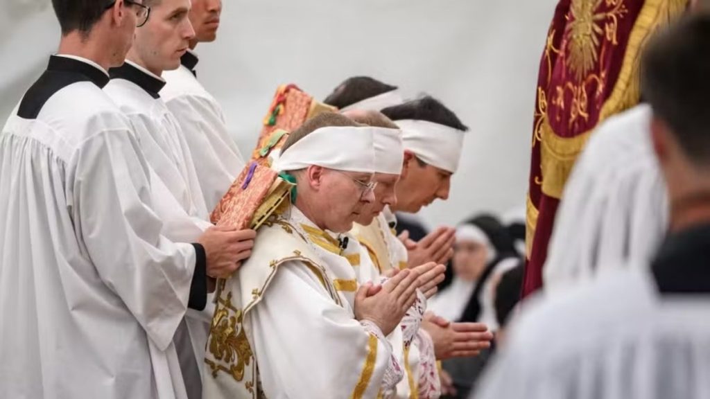 Consagração cismática de bispos realizada pela Sociedade de São Pio X (SSPX), grupo católico tradicionalista, em Écône, no oeste da Suíça, em 1º de julho de 2026. — Foto: AFP