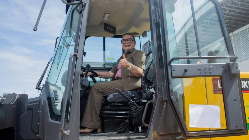 Prefeita Magna Gerbasi recebe pá carregadeira para Rio Tinto e reforça investimentos na recuperação da zona rural. — Foto: Divulgação