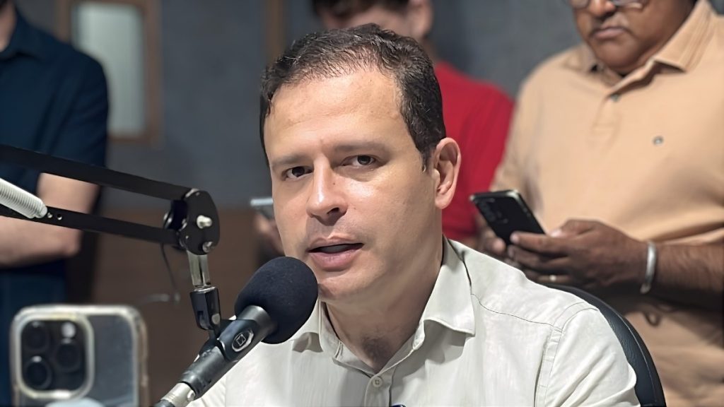 Eduardo Brito durante entrevista ao programa Rádio Repórter, da Correio do Vale FM. — Foto: Lenilson Balla