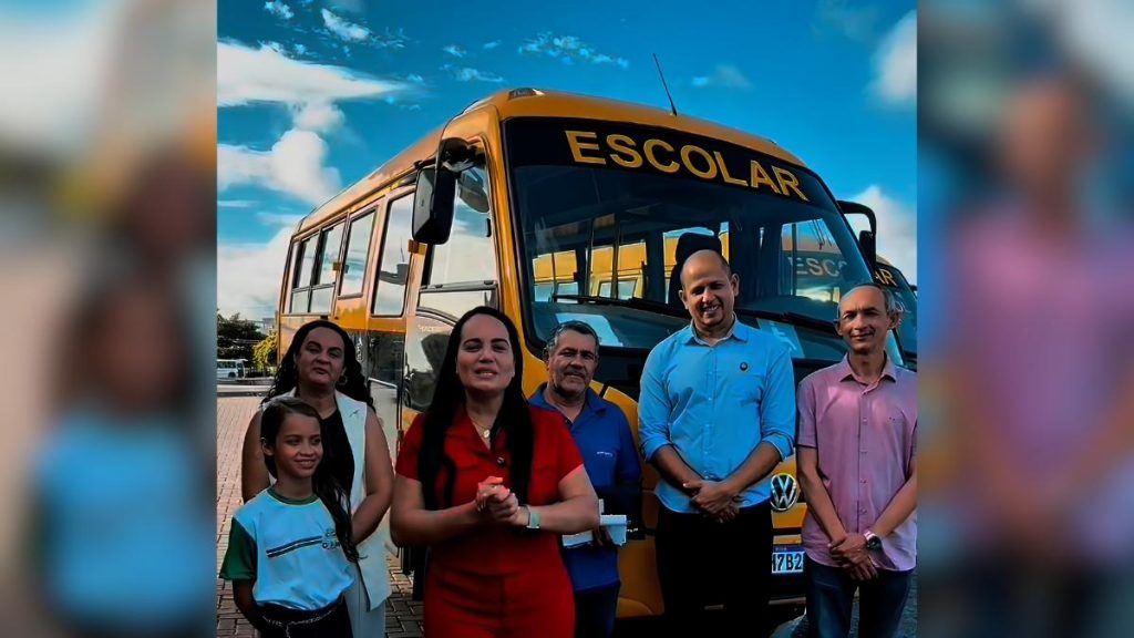 Prefeita Carlyanne Borba recebe novo micro-ônibus do Governo da Paraíba. — Foto: Reprodução