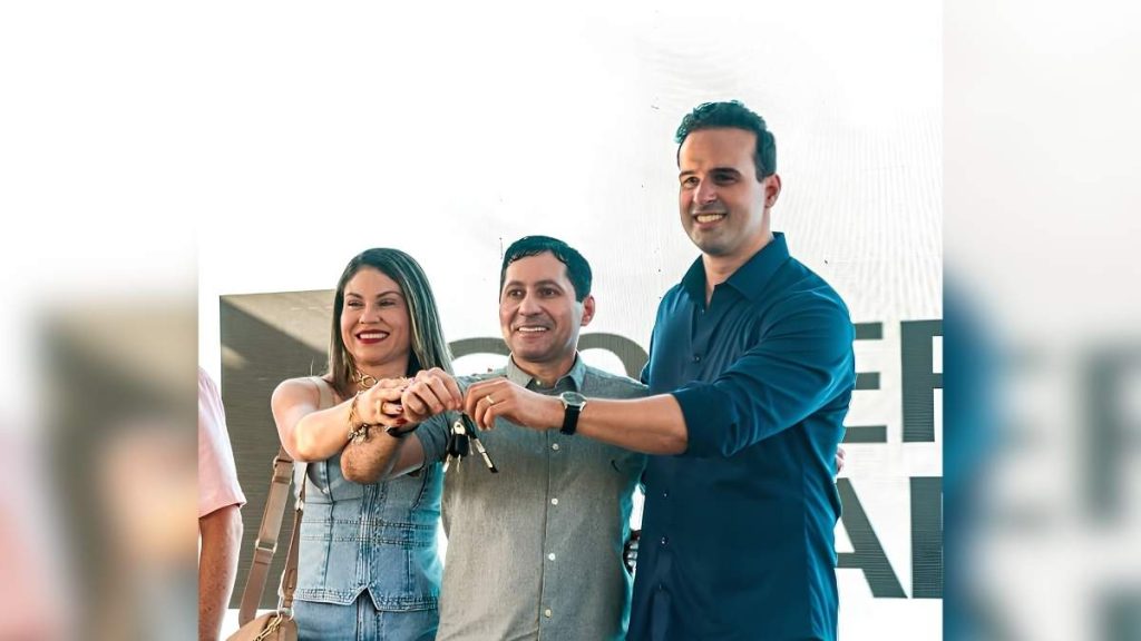 Prefeito Helhinho Souza recebe novo ônibus escolar em solenidade promovida pelo Governo da Paraíba. — Foto: Reprodução