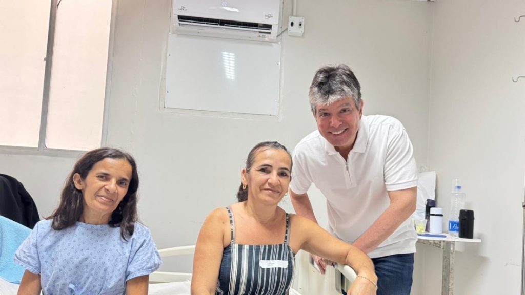 Pacientes e funcionários celebram nova ação de Ruy em favor do conforto e da qualidade dos atendimentos no Hospital Universitário da capital. — Foto: Divulgação