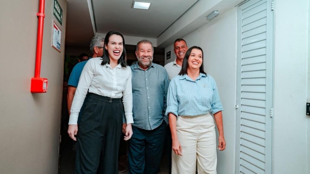 Rafaela Camaraense (esquerda), o presidente nacional do PDT, Carlos Lupi (centro) e Denise Ribeiro (direita). — Foto: Divulgação