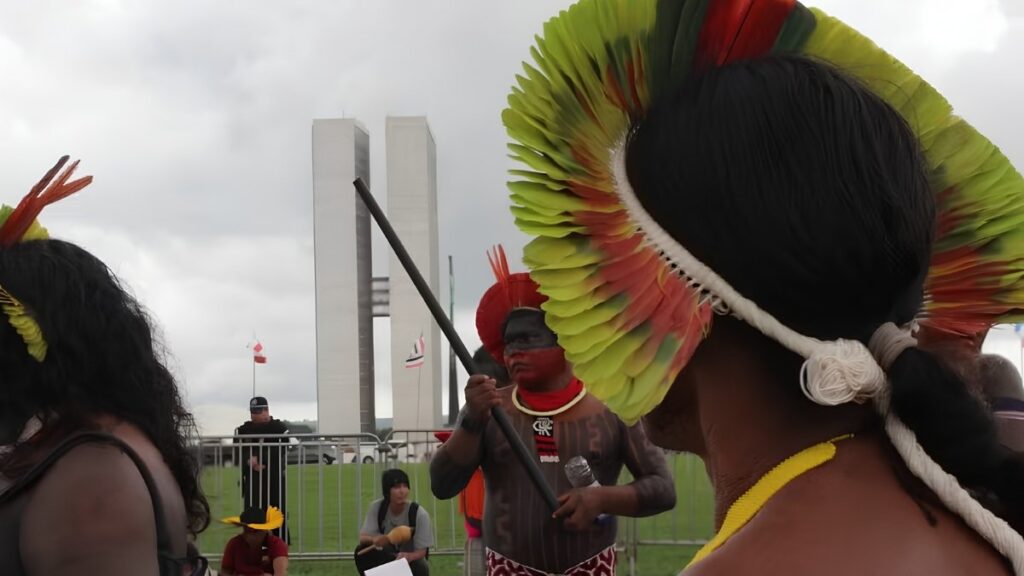 Indígenas protestam em Brasília contra marco temporal — Foto: Bruna Yamaguti/G1
