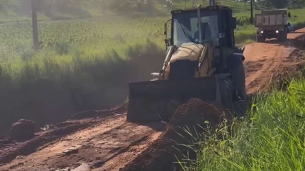 Prefeitura de Marcação realiza manutenção em acesso ao Porto dos Pescadores da Aldeia Três Rios. — Foto: Reprodução