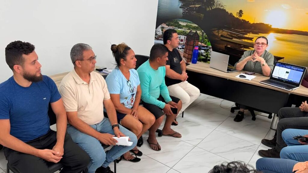 Prefeita Magna Gerbasi recebe comissão de moradores da Rua da Oficina para dialogar sobre a pavimentação. — Foto: Divulgação