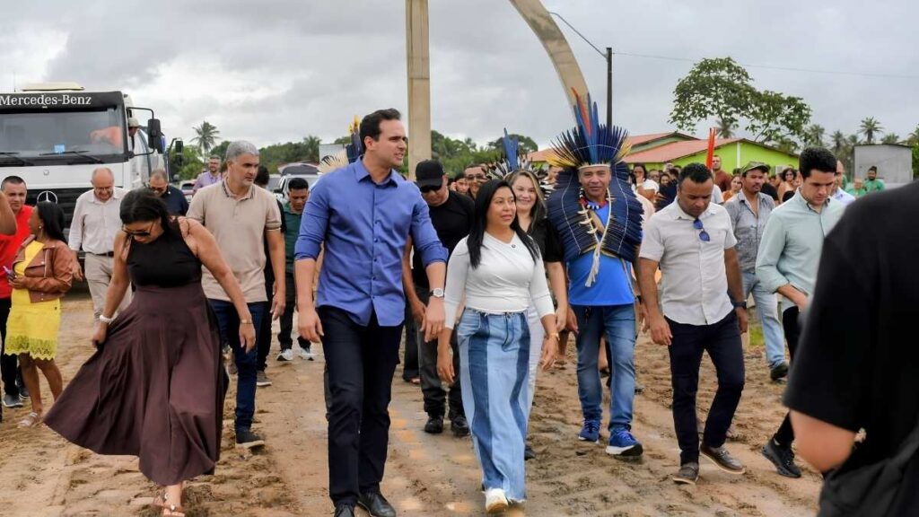 Ellys Oliveira acompanha Lucas Ribeiro no início da travessia urbana de Marcação. — Foto: Divulgação