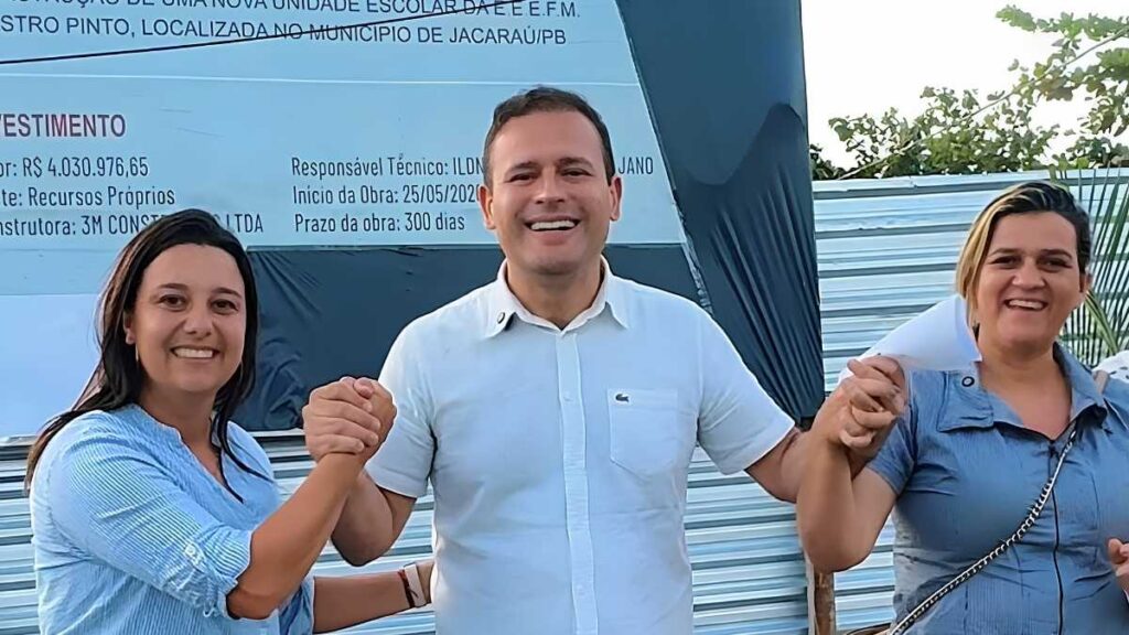Eduardo em visita ao município, ao lado da vice-prefeita Cida e da vereadora Monique Régis. — Foto: Reprodução