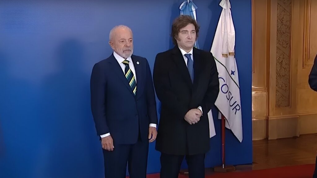 Lula e Milei no início da Cúpula do Mercosul — Foto: Reprodução/Presidência Argentina