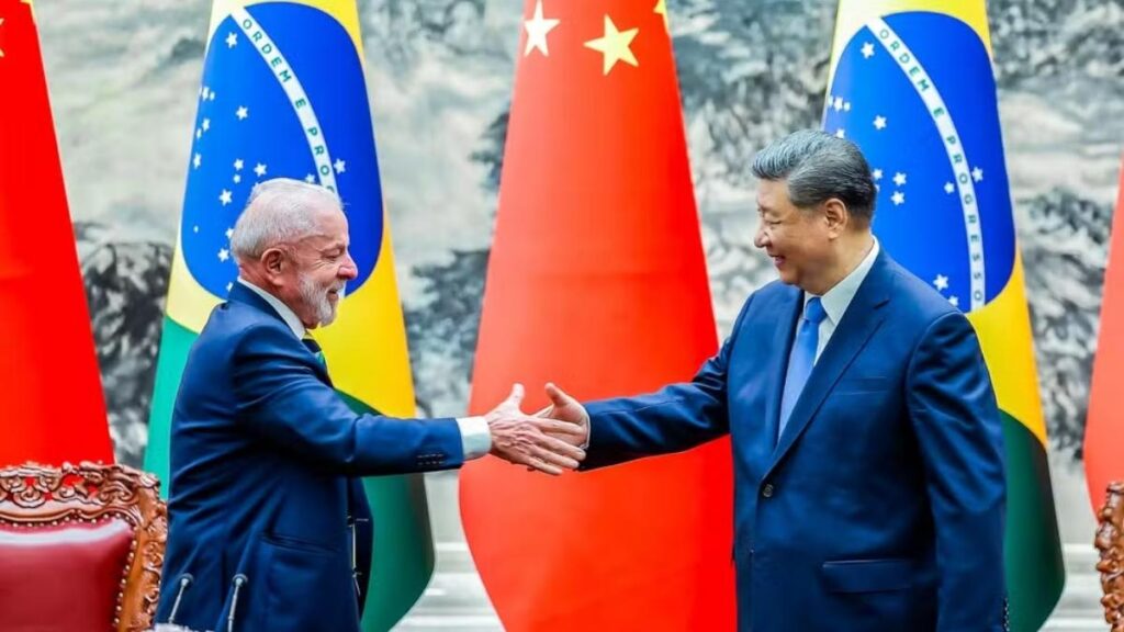 O presidente do Brasil, Luiz Inácio Lula da Silva e o presidente da China, Xi Jinping, cumprimentam-se cerimônia no Palácio do Povo, em Pequim, no dia 13 de maio de 2025 — Foto: Ricardo Stuckert/Presidência da República