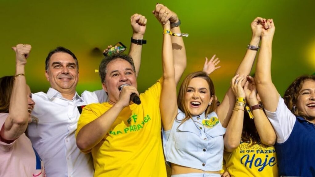 Efraim Filho ao lado da candidata a vice-governadora Nayana Pontes e do presidenciável Flávio Bolsonaro. — Foto: Divulgação