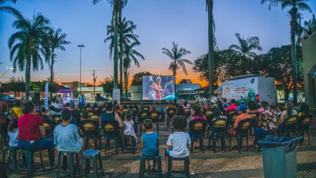 CineSolarzinho, cinema ao ar livre movido a energia solar. — Foto: Thaina Tibana/CineSolar