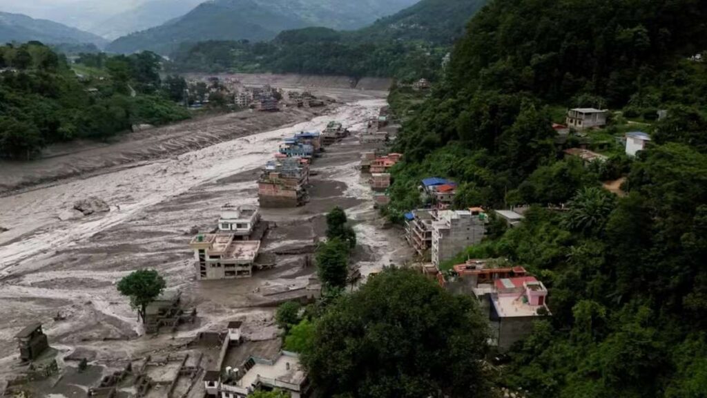 Imagem tirada de dentro de um carro mostrando propriedades cobertas de lama após uma enchente repentina em Trishuli, no distrito de Nuwakot, no Nepal 26 de agosto de 2026. — Foto: REUTERS/Navesh Chitrakar