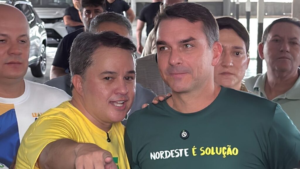 Efraim Filho e Flávio Bolsonaro — Foto: Joyce Rodrigues / WSCOM