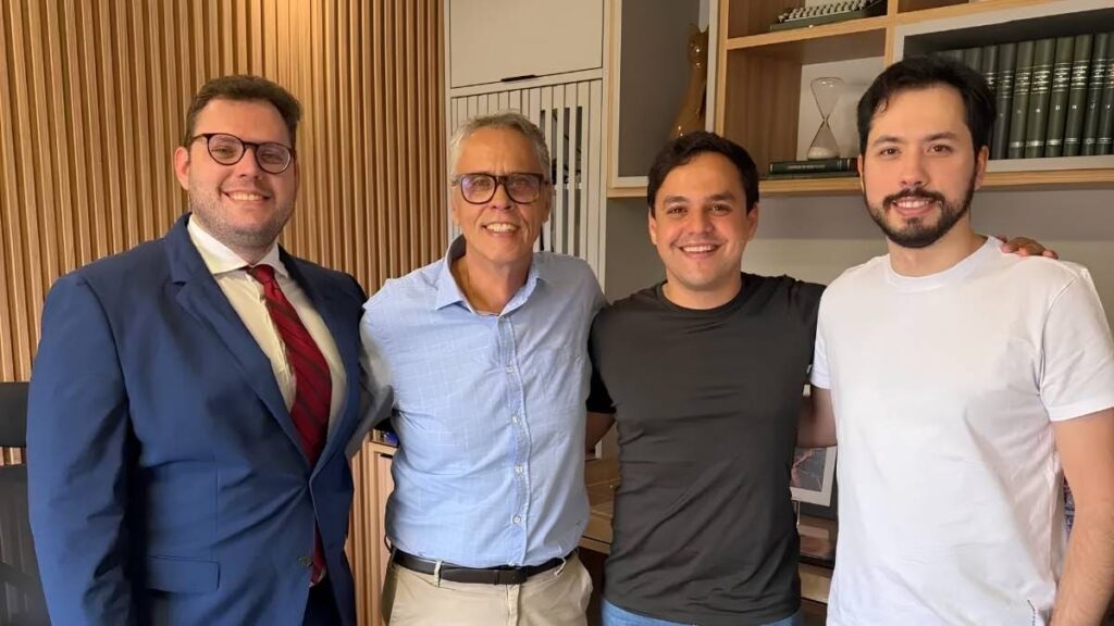 Anúncio ocorreu em encontro que também contou com a presença dos filhos de Ariano, o médico Gabriel Fernandes e o advogado Arianinho. Matheus representou a esposa Maria no encontro. — Foto: Reprodução
