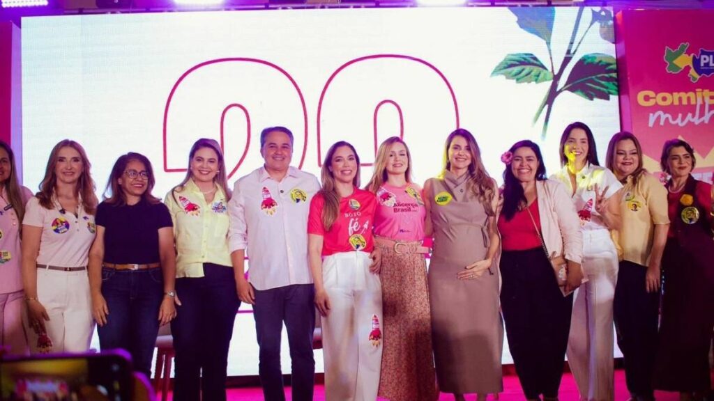 Efraim propõe crédito e autonomia financeira para mulheres vítimas de violência durante evento do PL Mulher de Campina Grande