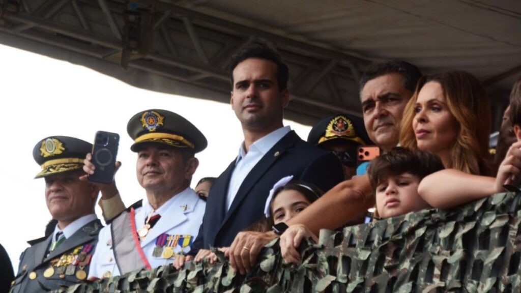 Lucas Ribeiro participa de desfile cívico-militar em João Pessoa e destaca democracia. — Foto: Divulgação