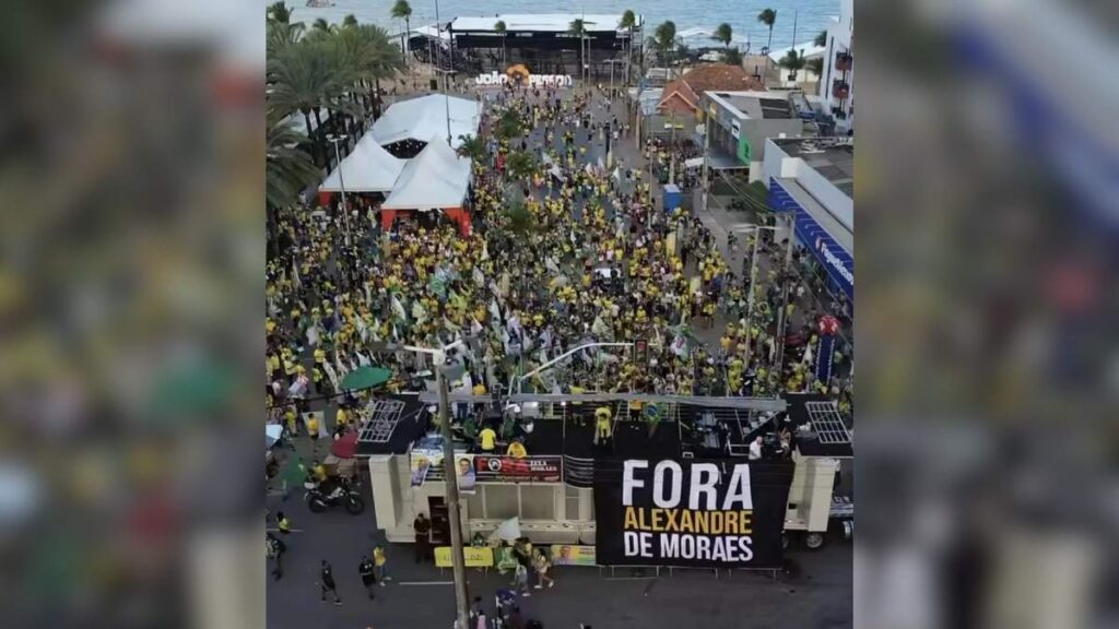 Manifestação da Direita no Busto de Tamandaré na orla de João Pessoa. — Foto: Reprodução