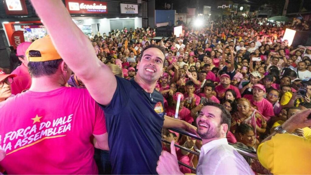 Lucas Ribeiro e o prefeito Joaquim, durante comício da caravana “Daqui pra Melhor”, em Mamanguape. — Foto: Divulgação