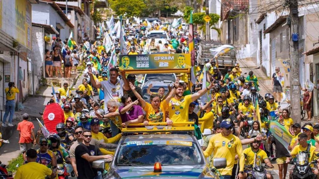 Efraim agradece a Campina Grande e a Bruno pela energia em carreata monumental. — Foto: Divulgação