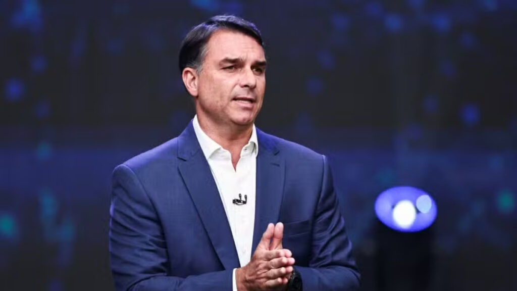 Flávio Bolsonaro (PL) no debate presidencial da Band — Foto: REUTERS/Jean Carniel