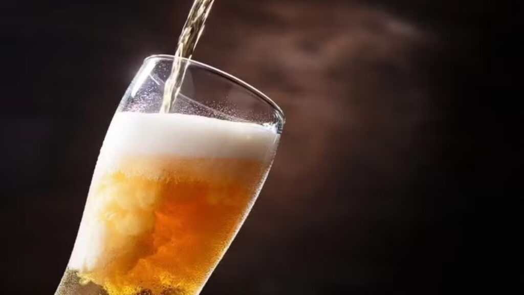 Copo de cerveja sendo servido — Foto: Divulgação