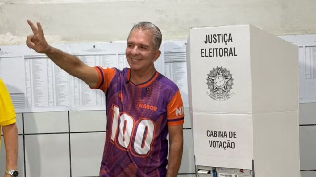 Nabor Wanderley (Republicanos), candidato ao senado, votou por volta das 8h45 em Patos, no Sertão da Paraíba. — Foto: Epitácio Germano/Rede Paraíba de Comunicação