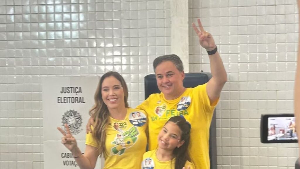 Efraim Filho vota em João Pessoa — Foto: Débora Luz / TV Cabo Branco