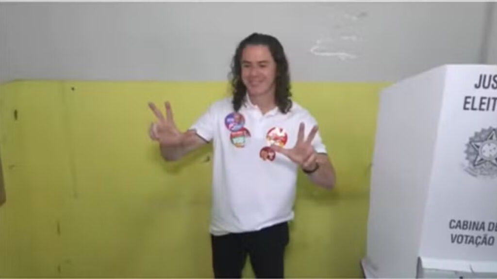 Veneziano Vital do Rêgo vota em Campina Grande (PB) — Foto: Reprodução/TV Paraíba