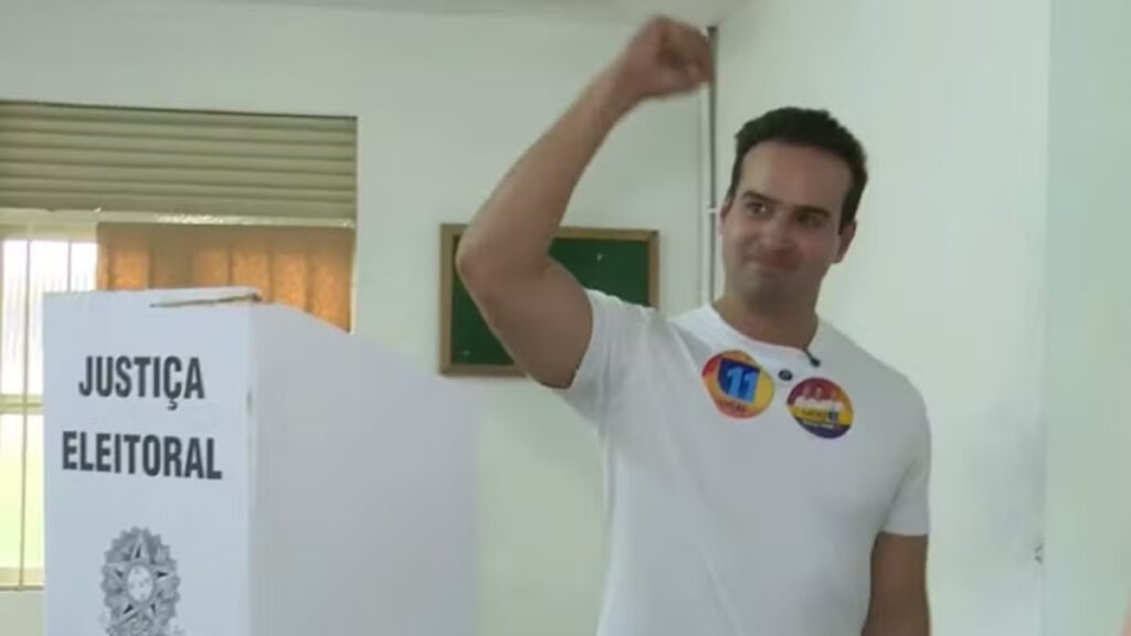Lucas Ribeiro (PP) vota em Campina Grande, PB — Foto: Reprodução / TV Cabo Branco