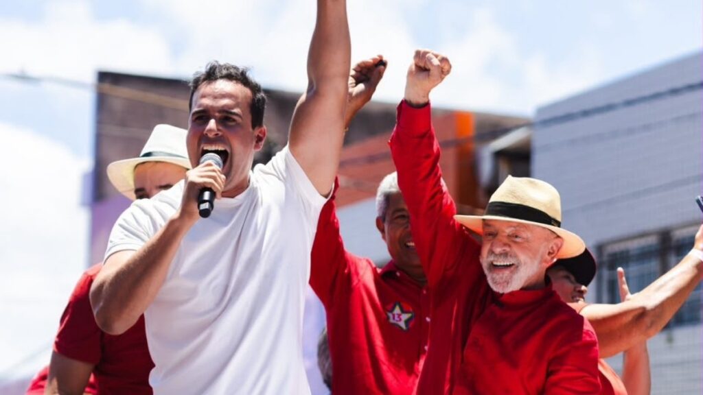 Lucas Ribeiro ao lado de Lula durante ato político no Rio Grande do Norte — Foto: Divulgação