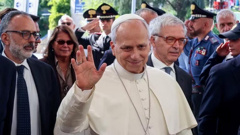 Papa Leão chega ao Hospital Gemelli antes da cirurgia para remoção de um nódulo pulmonar, em Roma 13 de outubro de 2026 — Foto: REUTERS/Ciro de Luca