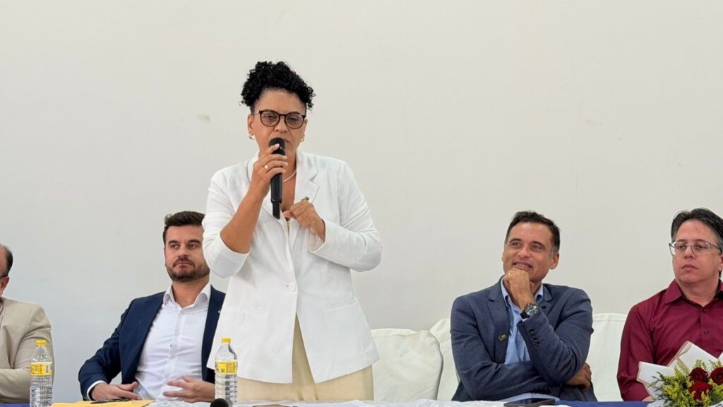 Sessão Solene reuniu representantes do poder público e da comunidade educacional — Foto: Divulgação